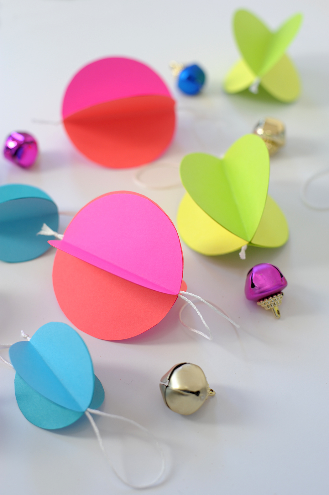 easy DIY paper holiday ornaments