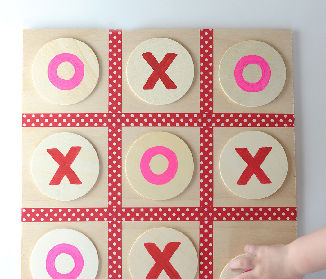 Make this cute and simple DIY Valentine Tic Tac Toe Board / aliceandlois.com