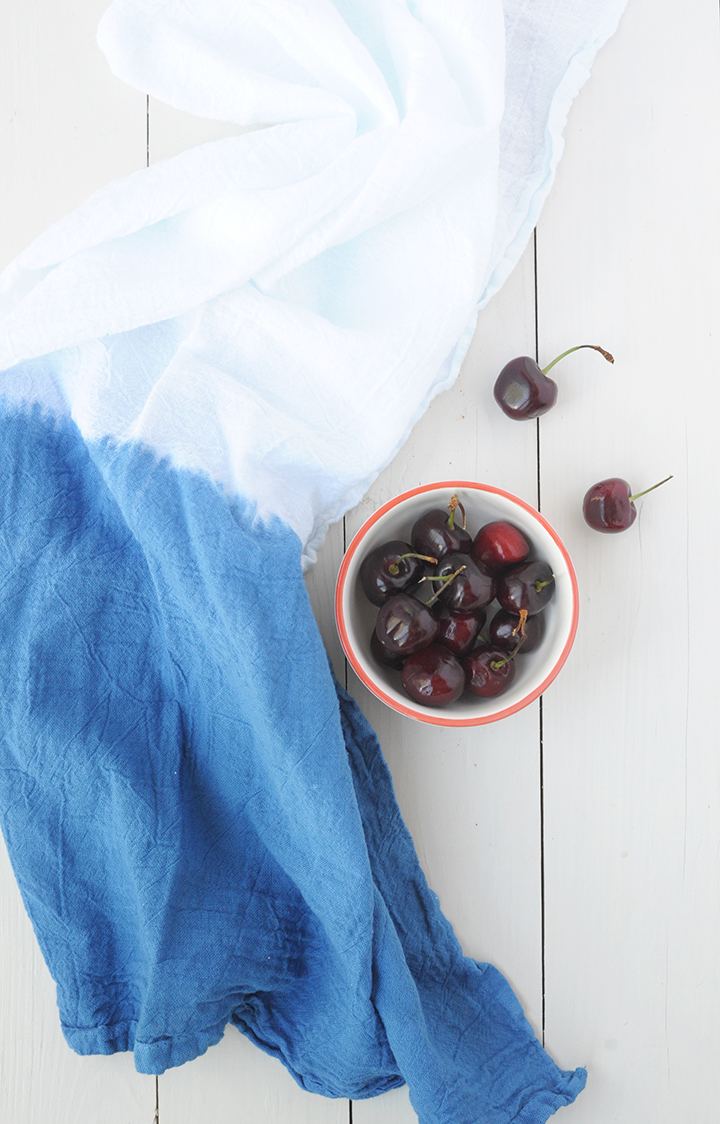 Make these DIY indigo dip dyed dish towels  /  Alice & Lois