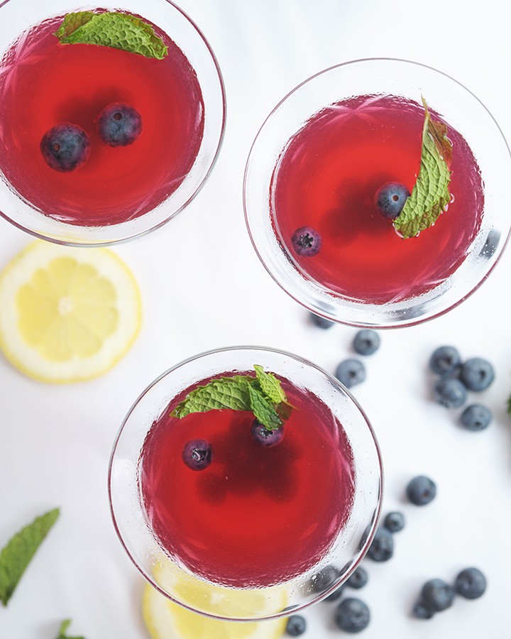 Make this Blueberry Lemonade Vodka Cocktail / aliceandlois.com