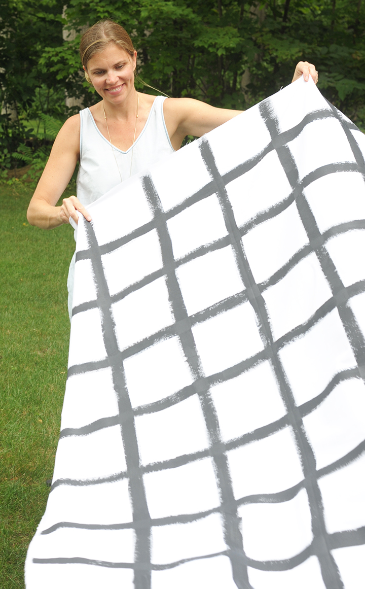 Make this simple hand-painted modern picnic blanket. Full tutorial on aliceandlois.com
