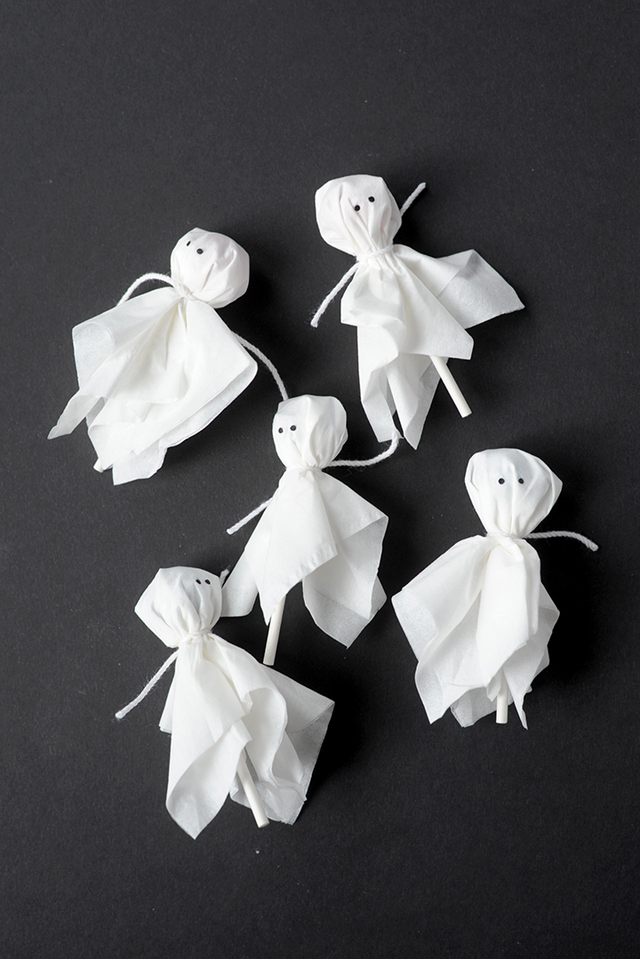 Make these super simple ghost lollipop cupcake toppers for Halloween