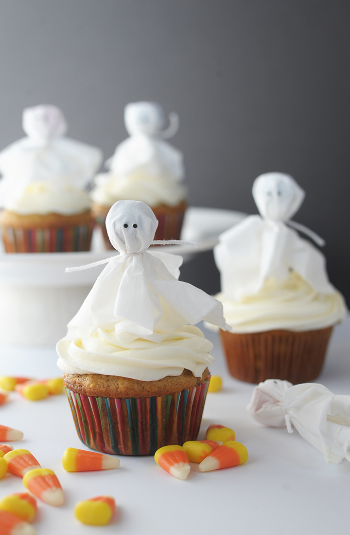 Make these super simple ghost cupcake toppers with lollipops this Halloween