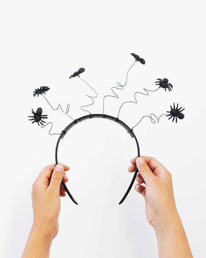 Make this super simple spider headband for Halloween!