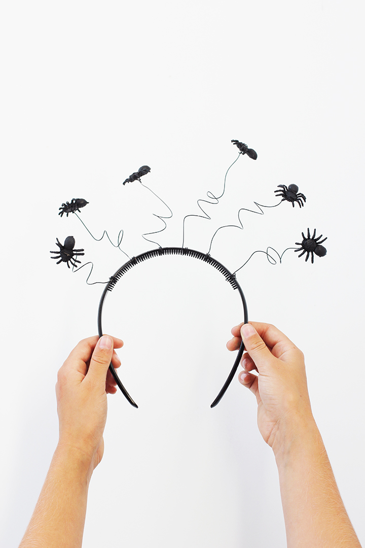 Make this super simple spider headband for Halloween! 