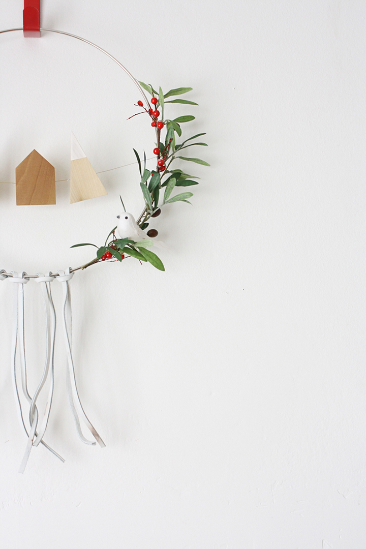 What a simple, but gorgeous Scandinavian-inspired holiday wreath by Hello Lidy.