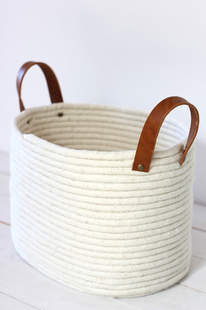 Follow this easy tutorial to make your own No-Sew Rope Coil Basket.