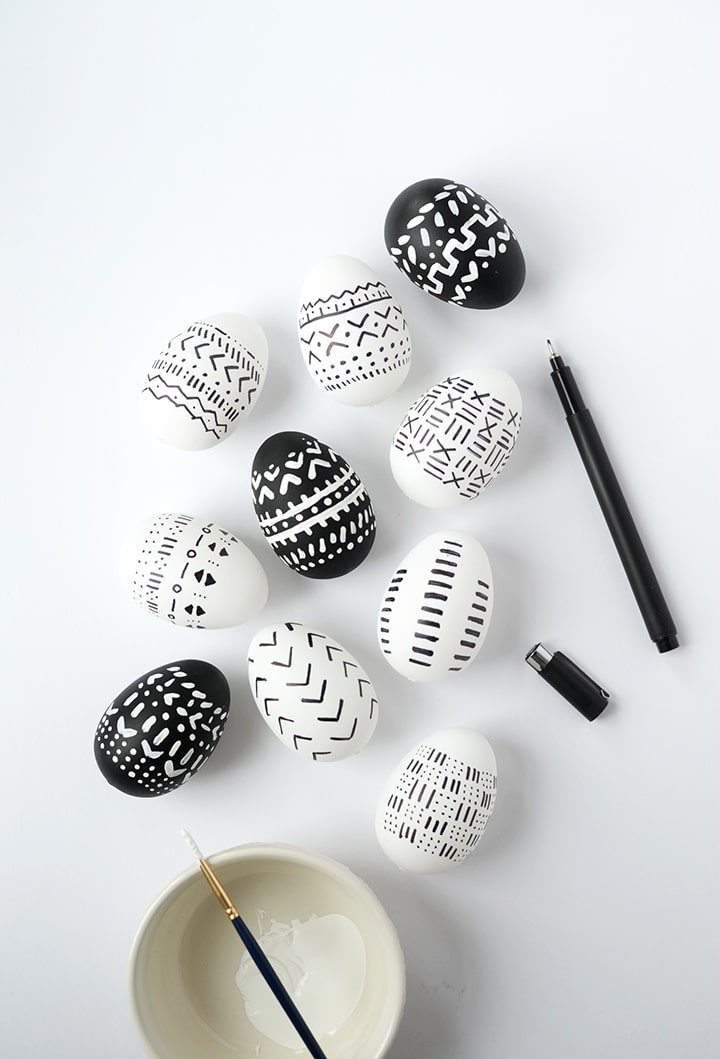 Don't you love mud cloth? Learn how to make these DIY mud cloth inspired Easter eggs.
