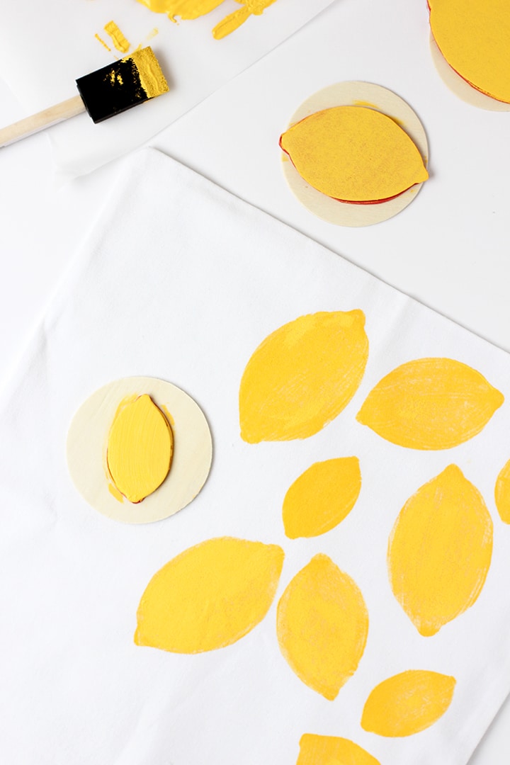 Make this summer tote with a DIY lemon stamp!