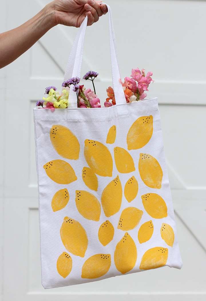 https://cdn.aliceandlois.com/wp-content/uploads/2016/07/diy-stamped-lemon-tote-bag-10.jpg