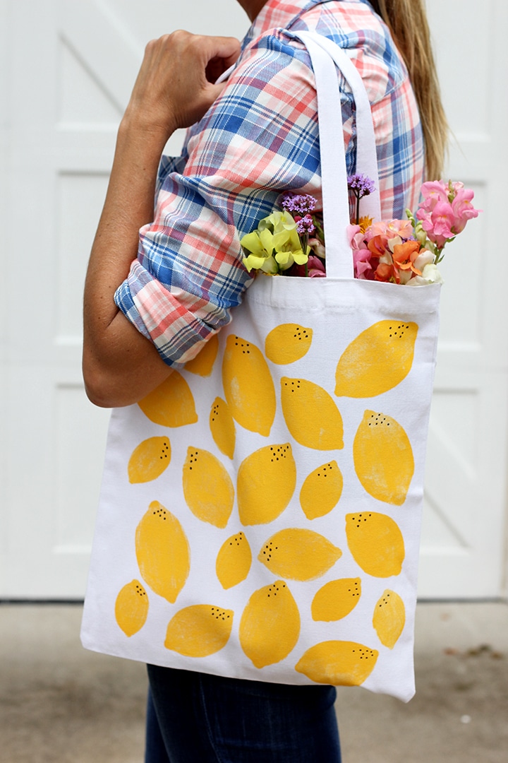 Make this DIY hand-stamped lemon print tote bag! 