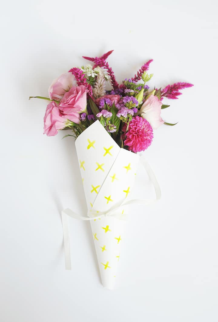 Make these cute DIY Watercolor Flower Bouquet Wrap with your favorite blooms. Makes such a sweet hostess gift.