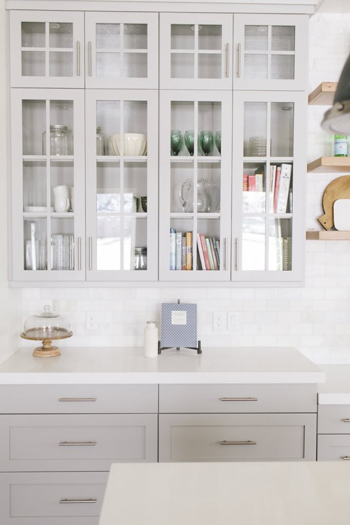Loving these pretty light gray painted kitchen cabinets.