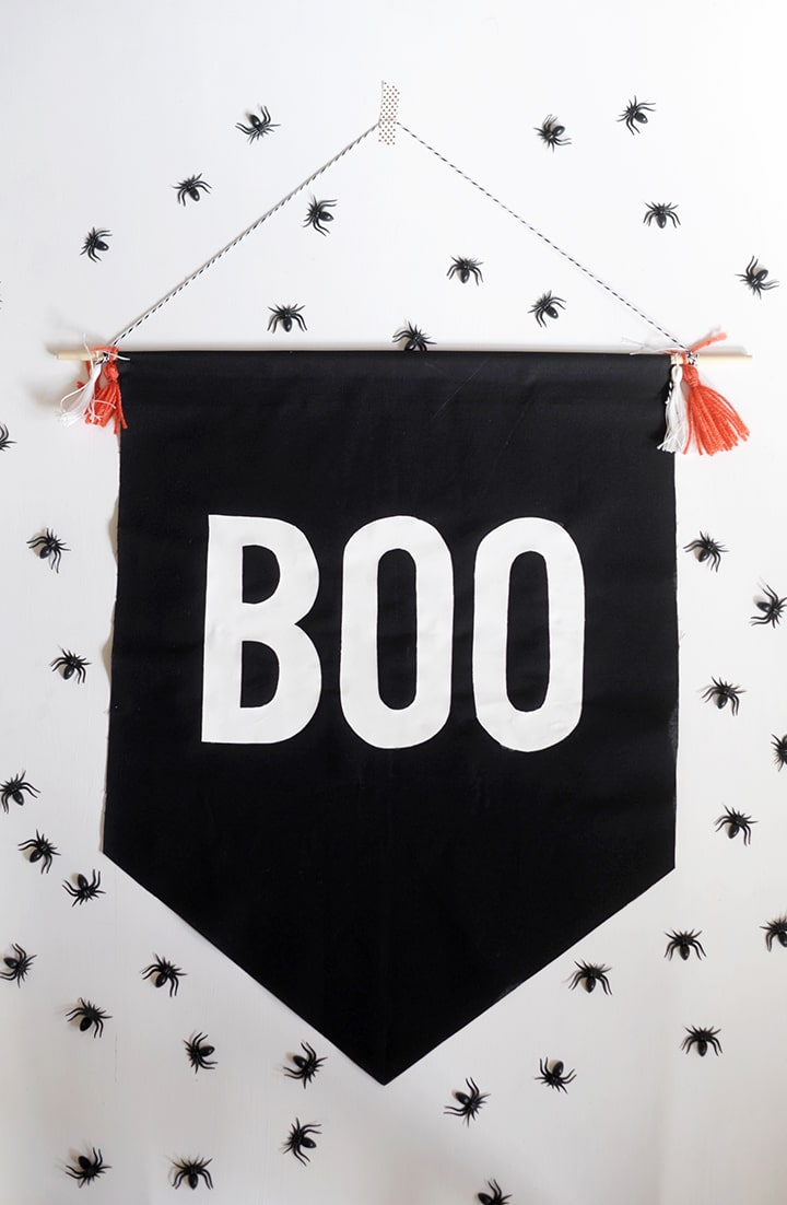 Make this simple no-sew Halloween banner for the house or to hang on the front door!