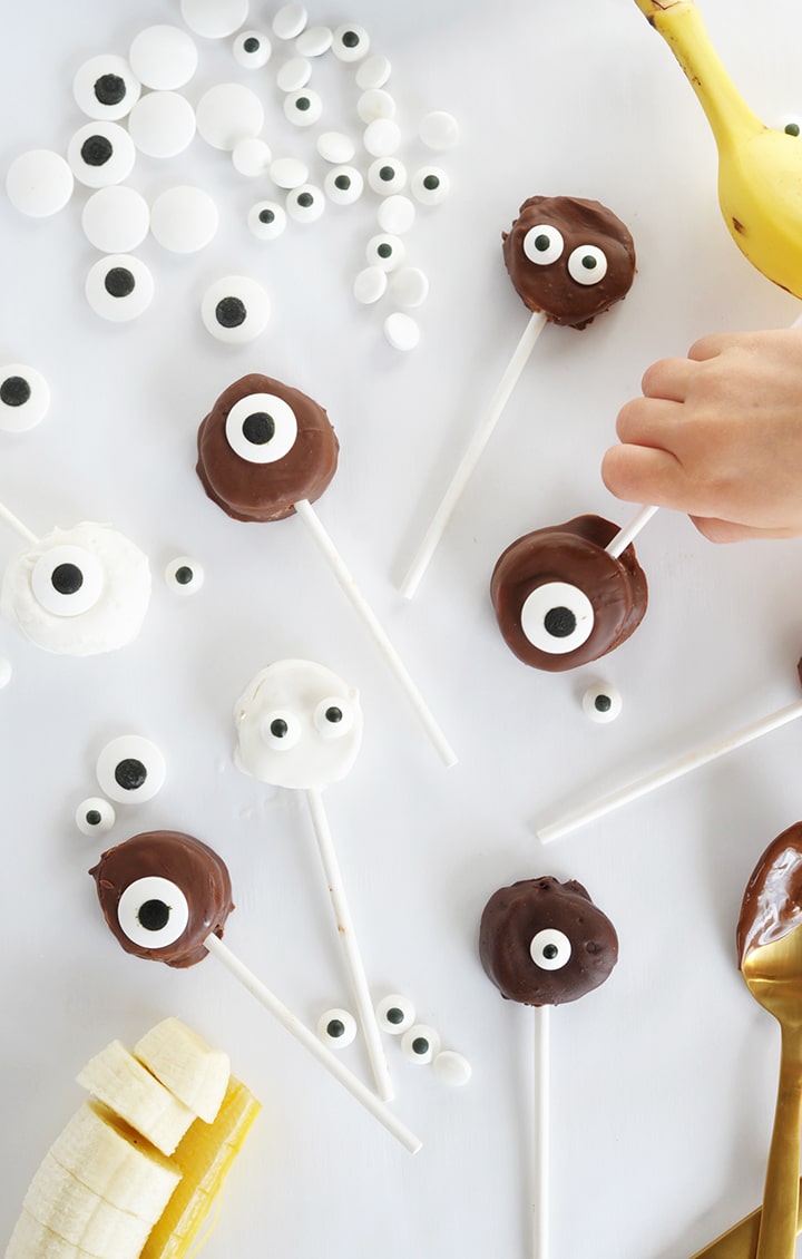 A simple and healthy Halloween treat – Frozen Monster Banana Bites recipe.