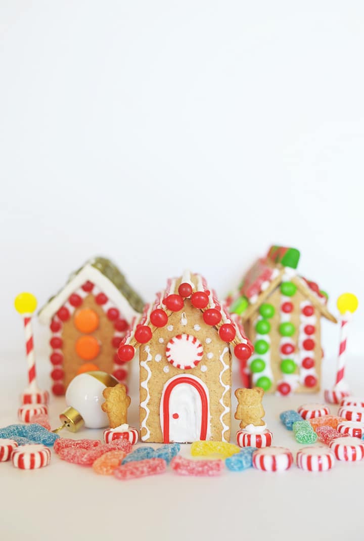 Such an easy way to make gingerbread houses with the kids – graham crackers!