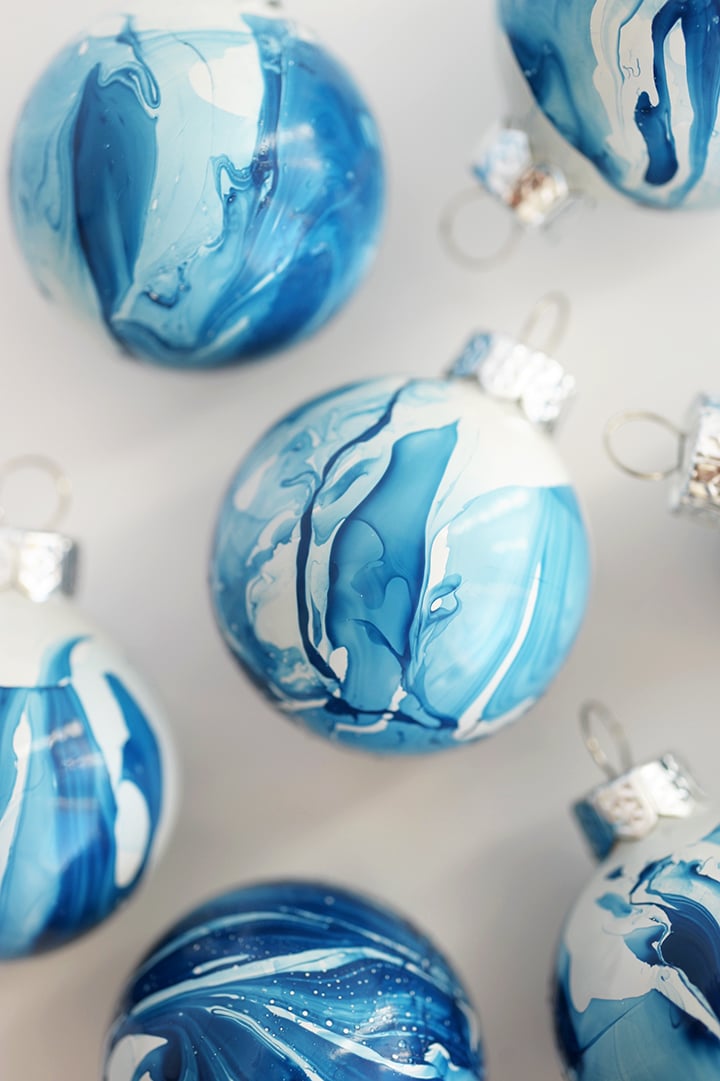 In five minutes you can make these gorgeous DIY Indigo Marbled Ornaments!