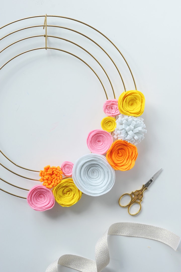 Make this modern DIY Felt Flower Wreath!