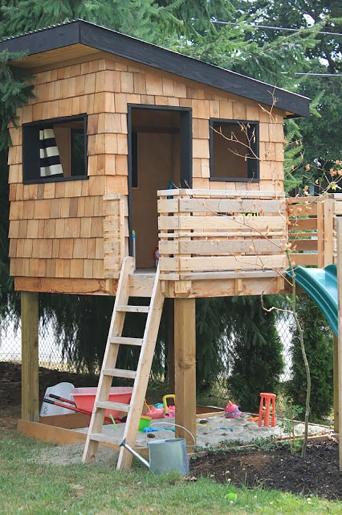 10 Favorite Backyard Playhouses - Alice and Lois