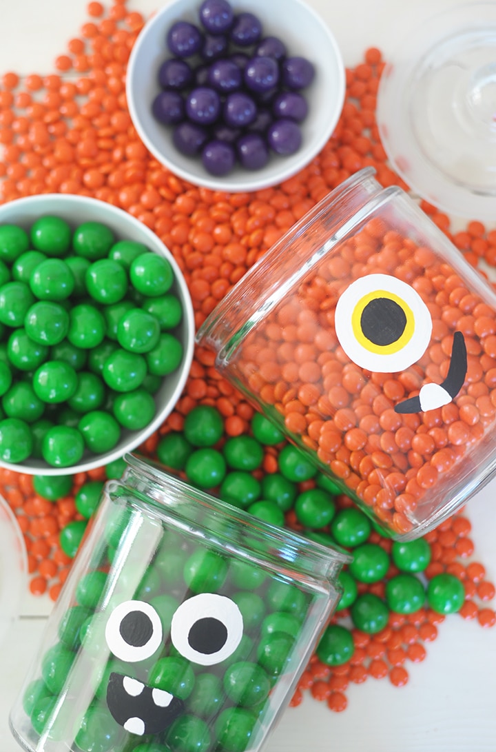 Make these adorable DIY Halloween Monster Jars for your little goblins!