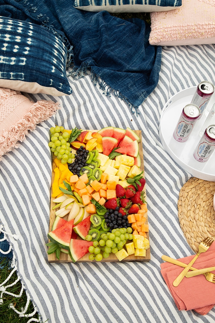 Easy Summer Fruit Board - Partnered with #pintsandplates to share summer entertaining ideas! “INTENDED FOR 21+”