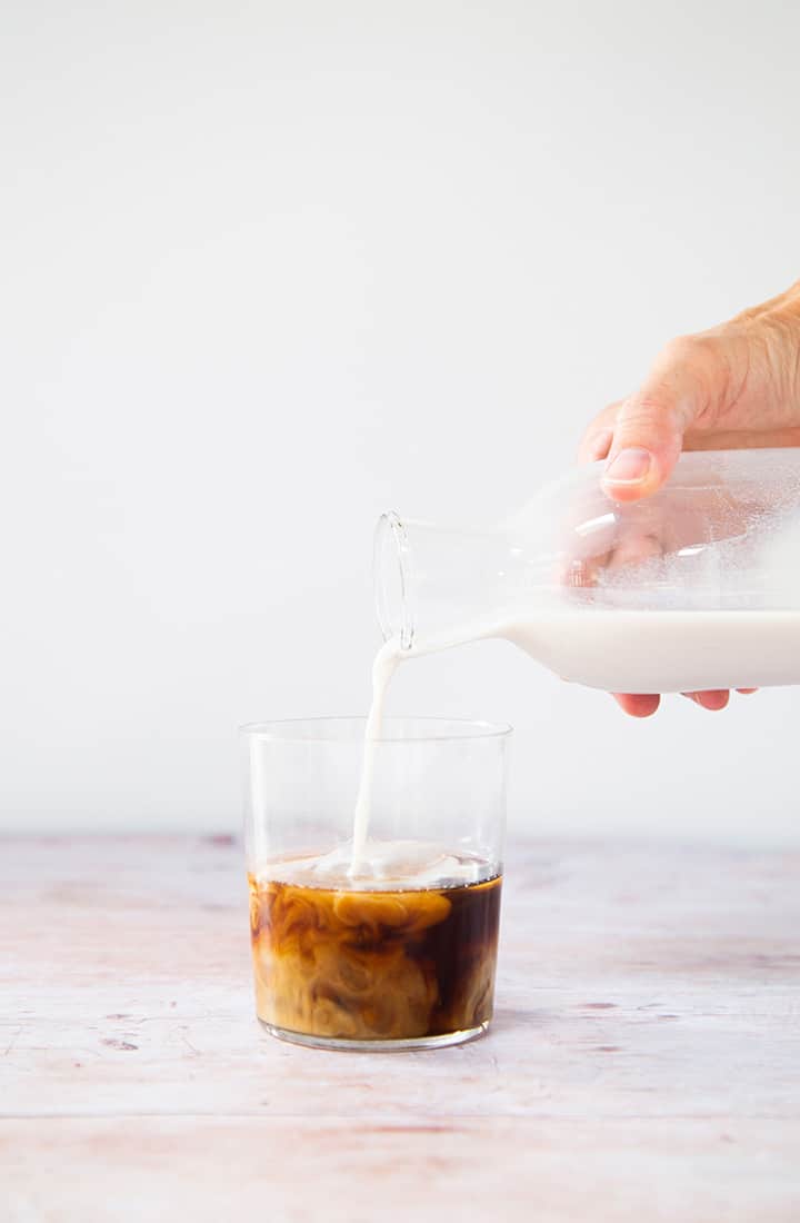 https://cdn.aliceandlois.com/wp-content/uploads/2018/09/honey-lavender-cold-brew-latte-recipe-3.jpg