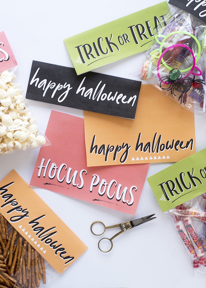 Such a great way to add a festive touch to your Halloween treat bags – these free printable Halloween treat bag toppers!