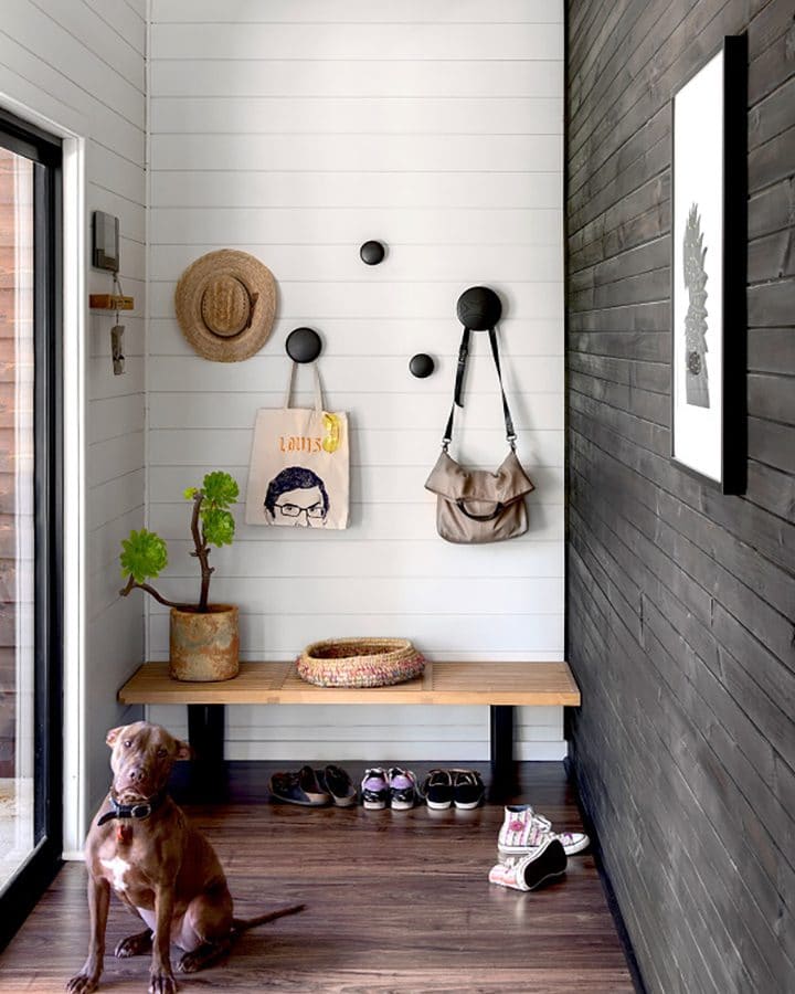 Small but might mudroom design.