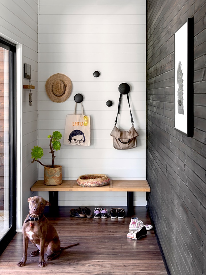 Small but might mudroom design. 