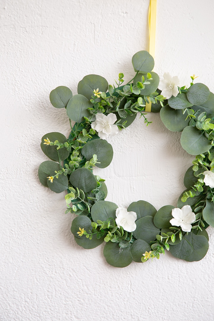 DIY Faux Greenery Spring Wreath #DIY #wreath