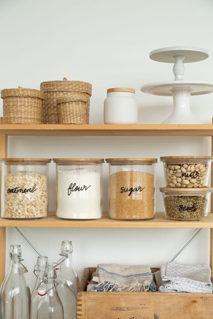 DIY Hand Lettered Glass Jar for the kitchen #DIY #pantryorganization #handlettering 