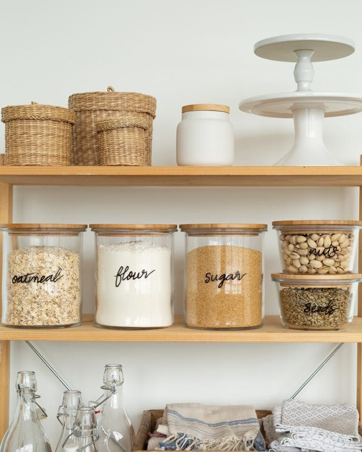 DIY Hand Lettered Glass Jar for the kitchen #DIY #pantryorganization #handlettering