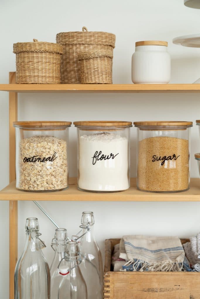 DIY Hand Lettered Glass Jar Kitchen labels #DIY #kitchenorganization #handlettering #glassjars