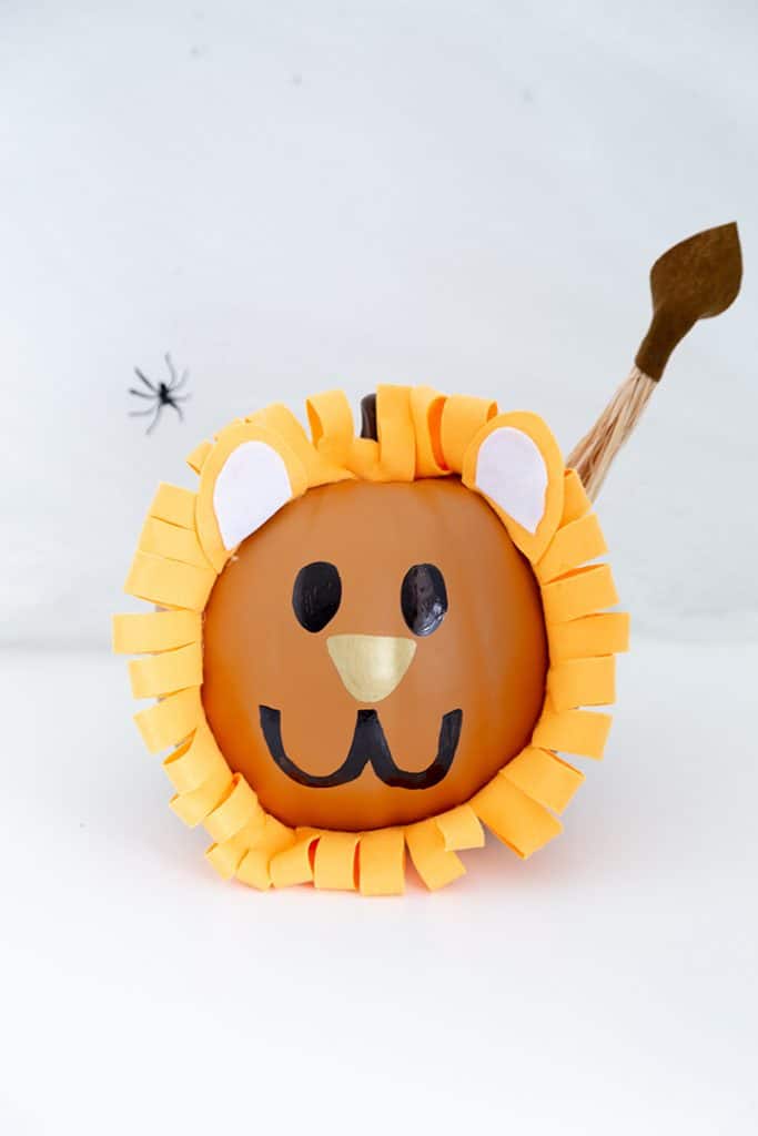 No-Carve Pumpkin Ideas - Lion #nocarvepumpkin #DIY #halloween 