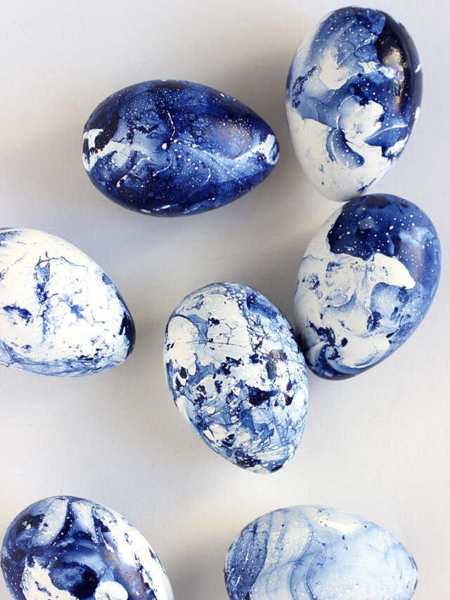 cropped-diy-marbled-indigo-easter-eggs-4.jpg